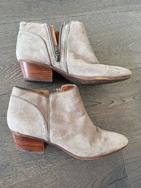 🔑 Clarks Taupe Suede Ankle Boots